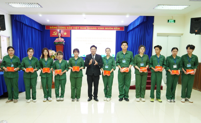 Lễ bế giảng khóa học Giáo dục quốc phòng – an ninh cho sinh viên Trường Cao đẳng Công nghệ Lương  thực - Thực phẩm phân hiệu tại Thành phố Hồ Chí Minh năm 2024.