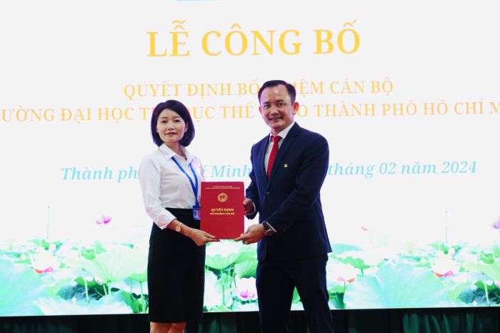 Trao Quyết định bổ nhiệm Phó Trưởng Khoa và Trưởng Bộ môn thuộc Khoa Kiến thức cơ bản và cơ sở ngành.